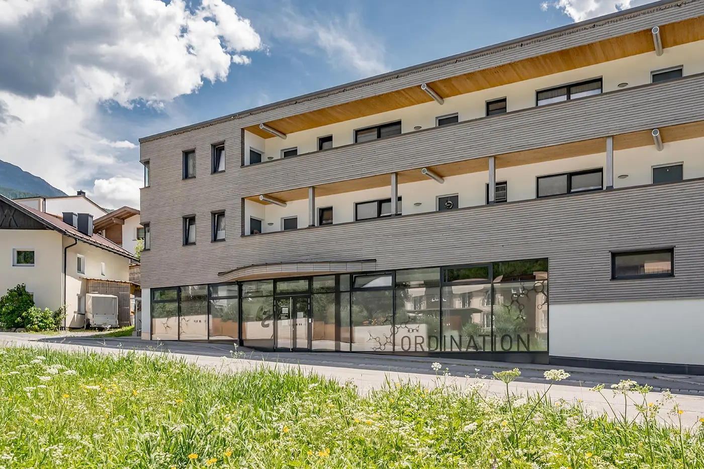 Ein Gebäude mit Glastüren.